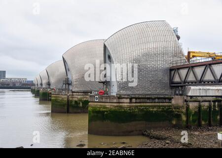 London, Großbritannien. Februar 2021, 6th. Allgemeine Ansicht der Thames Barrier vom Südufer der Themse aus.EIN einziehbares Barrieresystem, das verhindern soll, dass die Aue des Großraums London von außergewöhnlich hohen Gezeiten und Sturmfluten überflutet wird, die von der Nordsee aufsteigen. Quelle: Dave Rushen/SOPA Images/ZUMA Wire/Alamy Live News Stockfoto