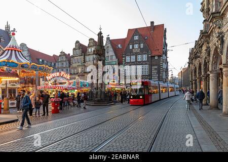 Straßenbahn, kleiner freier Markt auf dem Marktplatz in der Bremer Altstadt, Bremen, Stockfoto