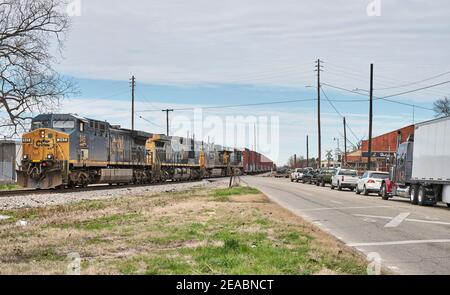 CSX Eisenbahn Güterzug hat Verkehr an einem unbewachten Zugübergang in Montgomery Alabama, USA gestoppt. Stockfoto