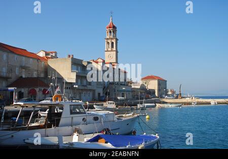 Sutivan: Blick auf den Hafen und die Pfarrkirche Mariä Himmelfahrt. Insel Brac, Kroatien Stockfoto