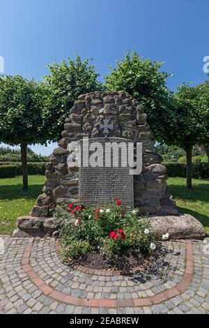 Inschrift, Gedenkstätte für die Gefallenen der Vereinigungskriege (1870-71), des Ersten Weltkriegs (1914-1918) und des Zweiten Weltkriegs (1939-45), Rundfunktendorf, Rysum, Krummhörn, Ostfriesland, Niedersachsen, Stockfoto