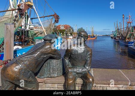 Fischerdenkmal alte und junge Fischer, Garnelenschneider, im Hafen von Neuharlingersiel, Ostfriesland, Niedersachsen, Stockfoto