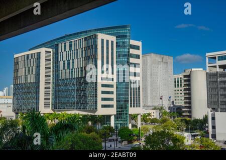 Das Wilkie D. Ferguson, Jr. U.S. Federal Courthouse vom Government Center Metrorail Station in Downtown Miami, Florida aus gesehen. Stockfoto