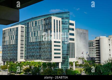 Das Wilkie D. Ferguson, Jr. U.S. Federal Courthouse vom Government Center Metrorail Station in Downtown Miami, Florida aus gesehen. Stockfoto