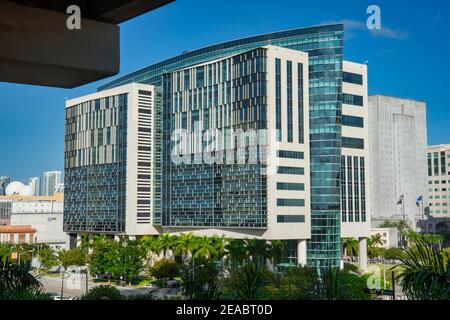 Das Wilkie D. Ferguson, Jr. U.S. Federal Courthouse vom Government Center Metrorail Station in Downtown Miami, Florida aus gesehen. Stockfoto