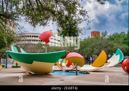 Skulptur „Drop Bowl with streued Slices and Peels“ von Claes Oldenberg und Coosje Van Bruggen im Stephen P. Clark Government Center in Downto Stockfoto