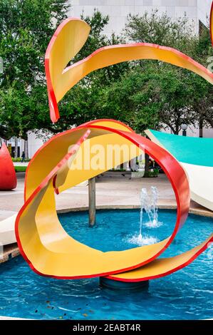 Skulptur „Drop Bowl with streued Slices and Peels“ von Claes Oldenberg und Coosje Van Bruggen im Stephen P. Clark Government Center in Downto Stockfoto