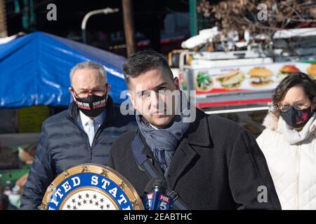 New York, Usa. Februar 2021, 08th. Frankie Miranda spricht während der Medienankündigung über einen Plan, der Familien hilft, für Beerdigungen von COVID-19-Opfern im Stadtteil Queens von New York City zu bezahlen. Cortez und Senator Schumer gaben am Montag bekannt, dass Familien, die sich um die Bestattungskosten bemühen, bald Mittel zur Verfügung stehen werden, nachdem sie einen geliebten Menschen an COVID-19 verloren haben, indem sie einen von der Federal Emergency Management Agency (FEMA) betriebenen Fonds verwenden, der Familien die Bestattungskosten erstattet. Kredit: SOPA Images Limited/Alamy Live Nachrichten Stockfoto