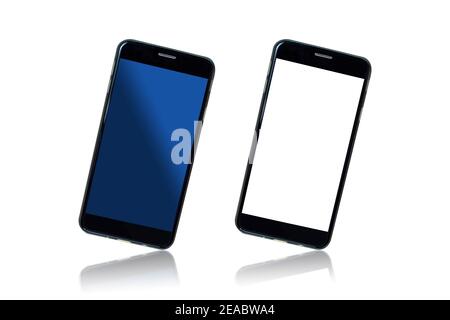 Zwei moderne schwarze Smartphones mit blanken blauen und weißen Bildschirmen isoliert auf weißem Hintergrund mit Reflexionen. Stockfoto