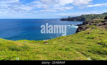 Poelua Bay - EIN Panoramablick auf die sonnige und ruhige Poelua Bay an der nordöstlichen Spitze von West Maui. Hawaii, USA. Stockfoto