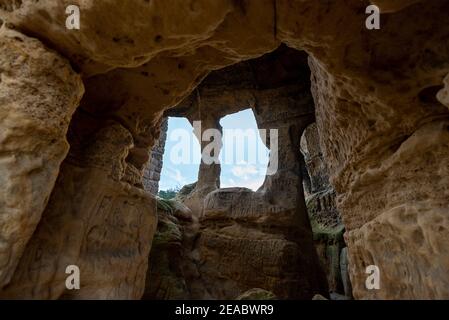 Deutschland, Sachsen-Anhalt, Halberstadt, Sandsteinfelsen in den Klusbergen, Felsschnitzereien, Erosion Stockfoto