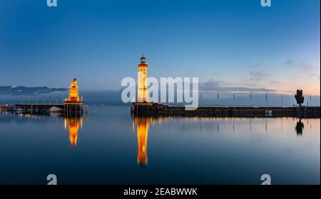 Hafeneinfahrt von Lindau am Bodensee am Abend in Winter Stockfoto