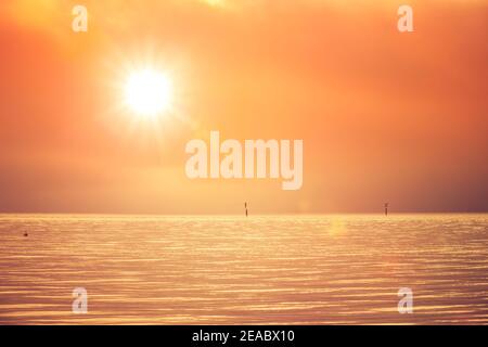 Horizont über dem Wasser bei Sonnenuntergang Stockfoto