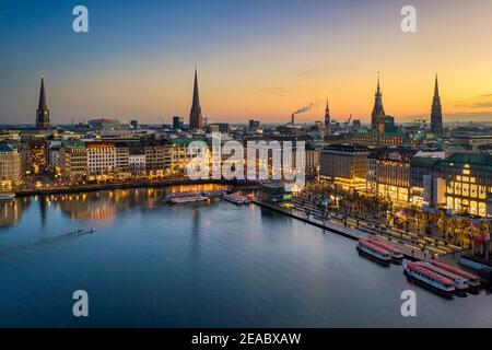 Sonnenuntergang Skyline von Hamburg, Deutschland entlang der Binnenalster Stockfoto