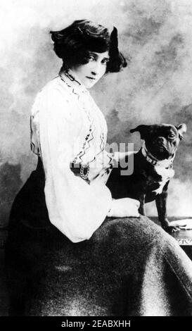 Ca. 1895 Paris, Frankreich: Die berühmte französische Schriftstellerin COLETTE Willy ( geborene Sidonie Gabrielle Colette - 1873 - 1954 ) Wann war ein kleines Mädchen mit seinem Hund Toby-Chien - SCRITTRICE - SCRITTORE - LETTERATO - LITERATUR - LETTERATURA - Persönlichkeit Persönlichkeiten Wann war jung - celebrità personalità da giovani giovane - con Cane - cultura - Gürtel - Portrait - ritratto - BELLE EPOQUE ---- Archivio GBB Stockfoto