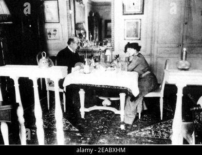 Ca. 1900 Paris , Frankreich : die berühmte französische Schriftstellerin COLETTE Willy ( geborene Sidonie Gabrielle Colette - 1873 - 1954 ) mit dem Hausband WILLY Gauthier ins Haus Rue de Courcelles - Villars - SCRITTRICE - SCRITTORE - LETTERATO - LITERATUR - LETTERATURA - Portrait - ritratto ---- Archivio GBB Stockfoto