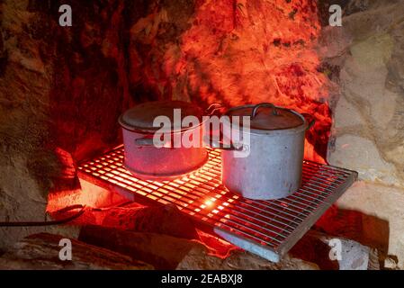 Deutschland, Sachsen-Anhalt, Langenstein, Höhlenwohnung mit alten Töpfen, bewohnt bis 1916, Kochecke. Stockfoto