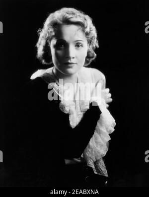 1930 , USA : die Filmschauspielerin MARLENE DIETRICH ( 1902 - 1992 ) in Hollywood , Paramount Bild - KINO - FILM - Attrice - Porträt - ritratto - Haar blond - blondie - bionda - capelli biondi - pizzo - Spitze ---- Archivio GBB Stockfoto