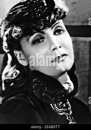 1935 , USA : die Schauspielerin GRETA GARBO in ANNA KARENINA von Clarence Brown , aus dem Roman von Leon Tolstoi - MGM - FILM - FILM - KINO - Portrait - ritratto - hat - cappello ---- Archivio GBB Stockfoto