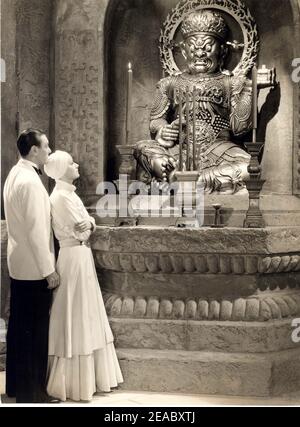 1934 , USA : die Filmschauspielerin GRETA GARBO mit GEORGE BRENT im GEMALTEN SCHLEIER (Il velo dipinto ) von Richard Boleslawski , aus dem Roman von W. Somerset Maugham - FILM - KINO - FILM - profil - turbante - turban ---- Archivio GBB Stockfoto