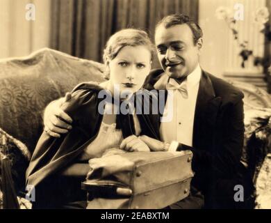 1928 , USA : die Filmschauspielerin GRETA GARBO mit Lowell Sherman in DER GÖTTLICHEN FRAU ( La Donna divina ) von Victor Seastrom , aus dem Stück STARLIGHT von Gladis Unger - STUMMFILM - KINO MUTO - FILM - abbraccio - Umarmung Homosexuell ---- Archivio GBB Stockfoto
