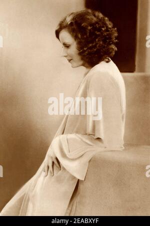 1931 , USA : die Filmschauspielerin GRETA GARBO in INSPIRATION ( La modella ) von Clarence Brown , aus dem Roman SAPHO von Alphonse Daudet - MGM - FILM - FILM - KINO - PORTRÄT - profilo - Profil ---- Archivio GBB Stockfoto