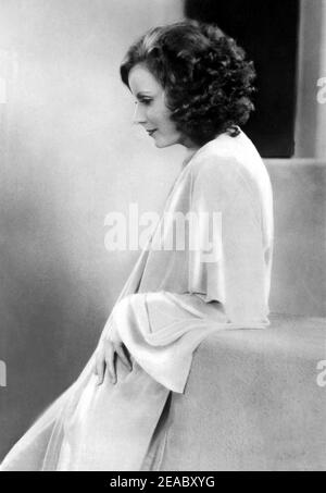 1931 , USA : die Filmschauspielerin GRETA GARBO in INSPIRATION ( La modella ) von Clarence Brown , aus dem Roman SAPHO von Alphonse Daudet - MGM - FILM - FILM - KINO - PORTRÄT - profilo - Profil ---- Archivio GBB Stockfoto