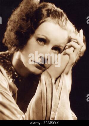 1931 , USA : Die Filmschauspielerin GRETA GARBO in INSPIRATION ( La modella ) von Clarence Brown , aus dem Roman SAPHO von Alphonse Daudet - MGM - FILM - FILM - KINO - PORTRÄT - mani - Hände - mano - Hand - triste - tristezza - beängstigend ---- Archivio GBB Stockfoto