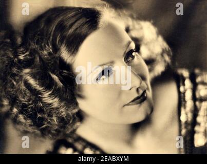 1931 , USA : die Filmschauspielerin GRETA GARBO in INSPIRATION ( La modella ) von Clarence Brown , aus dem Roman SAPHO von Alphonse Daudet - MGM - FILM - FILM - KINO - PORTRÄT - lange Haare - capelli lunghi ---- Archivio GBB Stockfoto