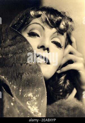 1931 , USA : die Filmschauspielerin GRETA GARBO in INSPIRATION ( La modella ) von Clarence Brown , aus dem Roman SAPHO von Alphonse Daudet - MGM - FILM - FILM - KINO - PORTRÄT - Lächeln - sorriso ---- Archivio GBB Stockfoto