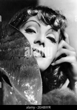1931 , USA : die Filmschauspielerin GRETA GARBO in INSPIRATION ( La modella ) von Clarence Brown , aus dem Roman SAPHO von Alphonse Daudet - MGM - FILM - FILM - KINO - PORTRÄT - Lächeln - sorriso ---- Archivio GBB Stockfoto