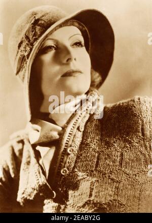 1930 , USA : die Schauspielerin GRETA GARBO in ANNA CHRISTIE von Clarence Brown , aus einem Theaterstück von Eugene O' Neill - MGM - FILM - KINO - Portrait - ritratto - Hut - cappello - O'Neill - maglia - maglione - Tricot - foulard ---- Archivio GBB Stockfoto