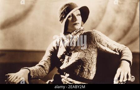1930 , USA : die Schauspielerin GRETA GARBO in ANNA CHRISTIE von Clarence Brown , aus einem Theaterstück von Eugene O' Neill - MGM - FILM - KINO - Portrait - ritratto - Hut - cappello - O'Neill - maglia - maglione - Tricot - foulard ---- Archivio GBB Stockfoto