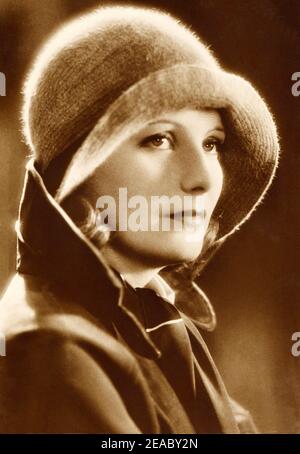 1929 , USA : die Schauspielerin GRETA GARBO in A WOMAN OF AFFAIRS ( Destino ) von Clarence Brown , aus dem Roman THE GREEN HAT von Michael Arlen - MGM - FILM - FILM - KINO - Portrait - ritratto - hat - cappello ---- Archivio GBB Stockfoto