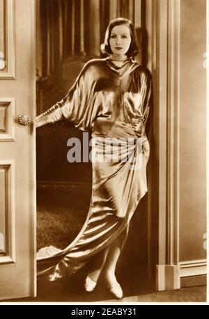 1929 , USA : die Schauspielerin GRETA GARBO in A WOMAN OF AFFAIRS ( Destino ) von Clarence Brown , aus dem Roman THE GREEN HAT von Michael Arlen - MGM - FILM - FILM - KINO - Portrait - ritratto - Satin - Raso ---- Archivio GBB Stockfoto