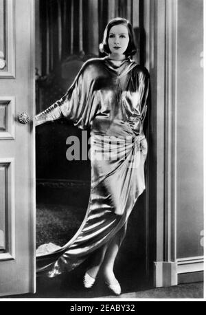 1929 , USA : die Schauspielerin GRETA GARBO in A WOMAN OF AFFAIRS ( Destino ) von Clarence Brown , aus dem Roman THE GREEN HAT von Michael Arlen - MGM - FILM - FILM - KINO - Portrait - ritratto - Satin - Raso ---- Archivio GBB Stockfoto