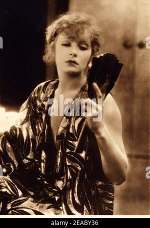 1929 , USA : Die Schauspielerin GRETA GARBO im KISS ( Il bacio ) von Jacques Feyder , aus einem Roman von George M. Saville - MGM - STUMMFILM - FILM MUTO - KINO - Portrait - ritratto - specchio - Spiegel - scollatura - decolleté -Ausschnitt - Halsöffnung ---- Archivio GBB Stockfoto