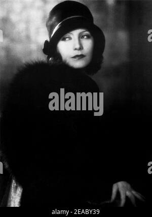 1928 , USA : Die Schauspielerin GRETA GARBO in DER GEHEIMNISVOLLEN DAME ( La Donna misteriosa ) von Fred Niblo , aus einem Roman von Ludwig Wolff - MGM - STUMMFILM - FILM MUTO - KINO - Porträt - ritratto - cappello - Hut - pelliccia volpe nera - Fell schwarzer Fuchs -- -- Archivio GBB Stockfoto