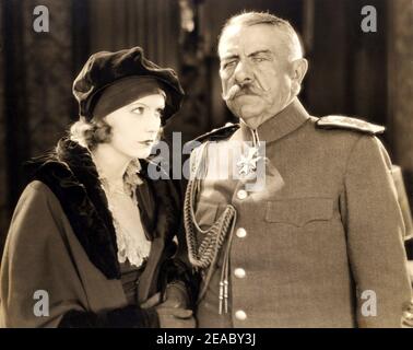 1927 , USA : die Schauspielerin GRETA GARBO mit George Fawcett in LOVE ( ANNA KARENINA ) von Edmund Goulding , aus dem Roman von Leon Tolstoj - MGM - STUMMFILM - FILM - KINO MUTO - Portrait - ritratto - hat - cappello - Tolstoi - ---- Archivio GBB Stockfoto