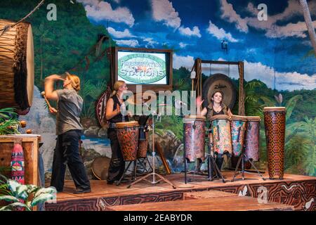 Eine afrikanische Drum Performance im Parrot Theater auf Jungle Island in Miami, Florida. Stockfoto