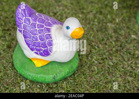 Keramik Enten handgemachte Dekoration auf grünem Gras Stockfoto