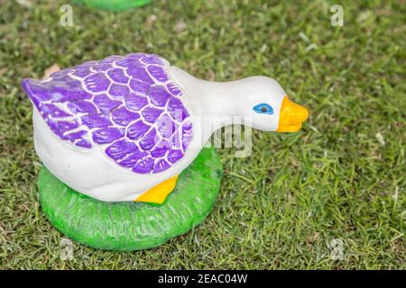 Keramik Enten handgemachte Dekoration auf grünem Gras Stockfoto