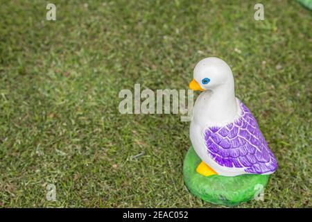 Keramik Enten handgemachte Dekoration auf grünem Gras Stockfoto