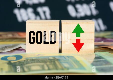Euro-Banknoten und Goldpreis Stockfoto