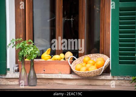 Orangen auf Fensterbank, Valldemossa, Mallorca Stockfoto