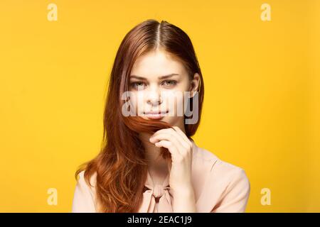 Hübsche Frau Glamour attraktiver Look abgeschnitten Ansicht gelben Hintergrund Stockfoto