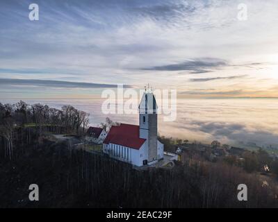 Wallfahrtskirche St. Johannes Baptist am Bussen, Nebelmeer, der Bussen "heiliger Berg" Oberschwaben, Uttenweiler, Oberschwaben, Baden-Württemberg, Deutschland, Europa Stockfoto