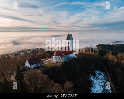 Wallfahrtskirche St. Johannes Baptist am Bussen, Nebelmeer, der Bussen "heiliger Berg" Oberschwaben, Uttenweiler, Oberschwaben, Baden-Württemberg, Deutschland, Europa Stockfoto