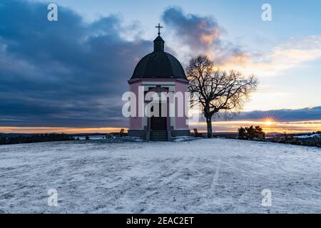 Alter Berg Kapelle, Alter Berg, Böttingen, Tuttlingen, Winter, Winterwelt, Schnee, Sonnenuntergang, Schwäbische Alb, Baden-Württemberg, Deutschland, Europa Stockfoto