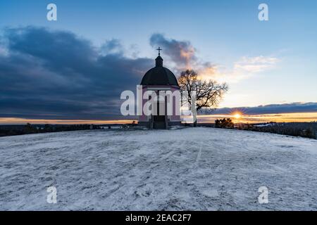 Alter Berg Kapelle, Alter Berg, Böttingen, Tuttlingen, Winter, Winterwelt, Schnee, Sonnenuntergang, Schwäbische Alb, Baden-Württemberg, Deutschland, Europa Stockfoto